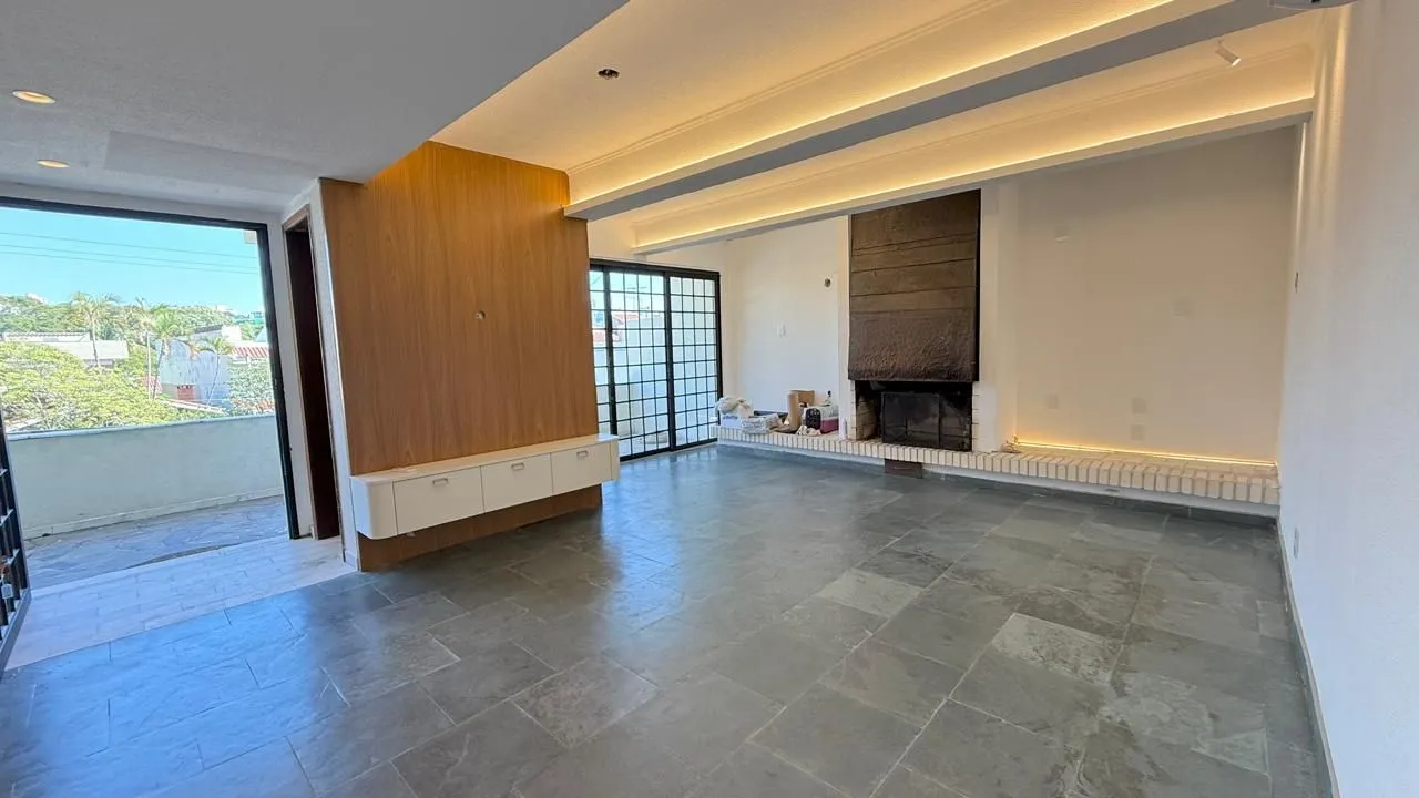 Imagem Casa semi reformada com 4 dormitórios e 4 vagas no Chácara das Pedras próx. Joao Wallig.