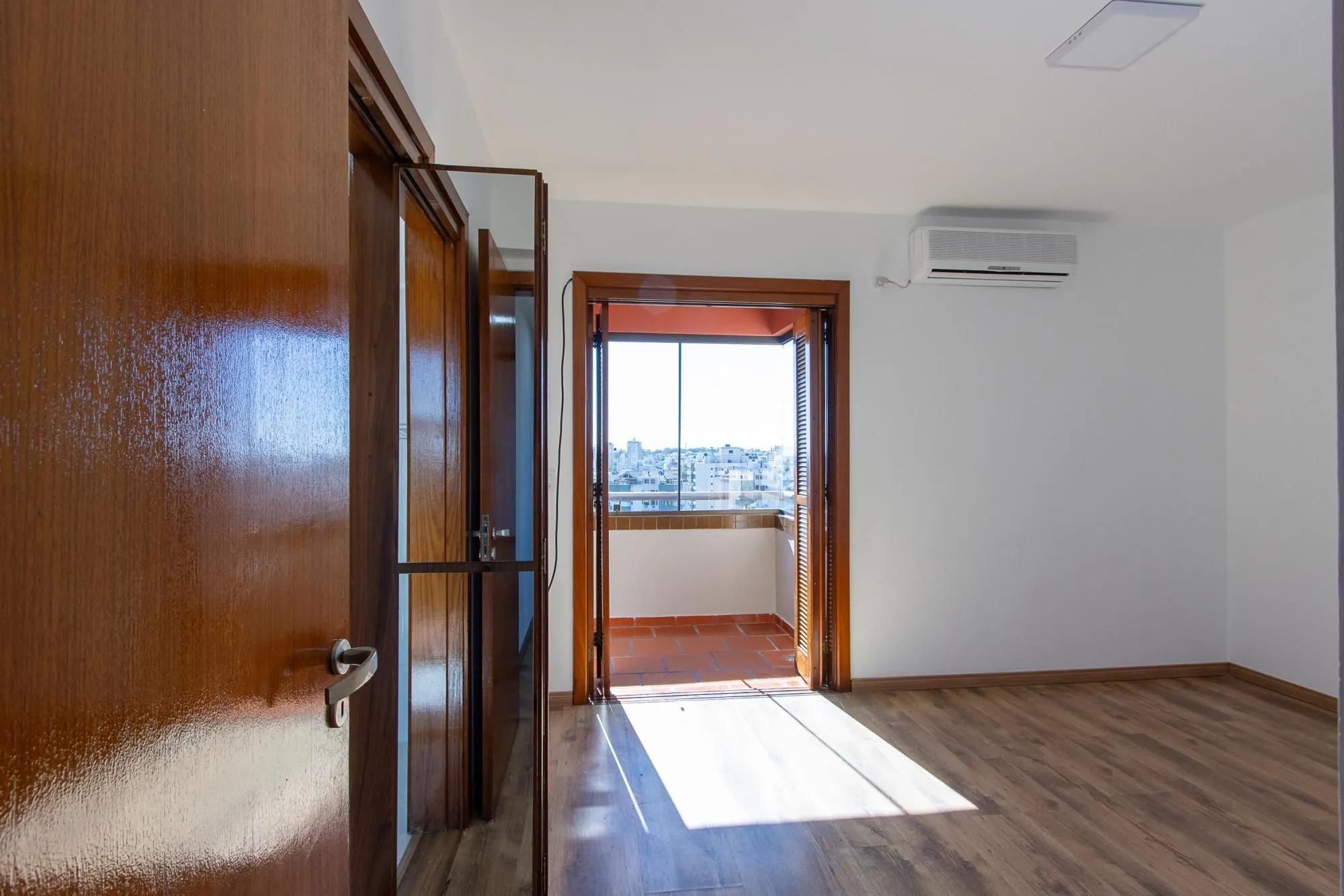 Imagem Apartamento de 2 dormitórios, 1 suíte e 2 vagas de garagem no bairro Tristeza.