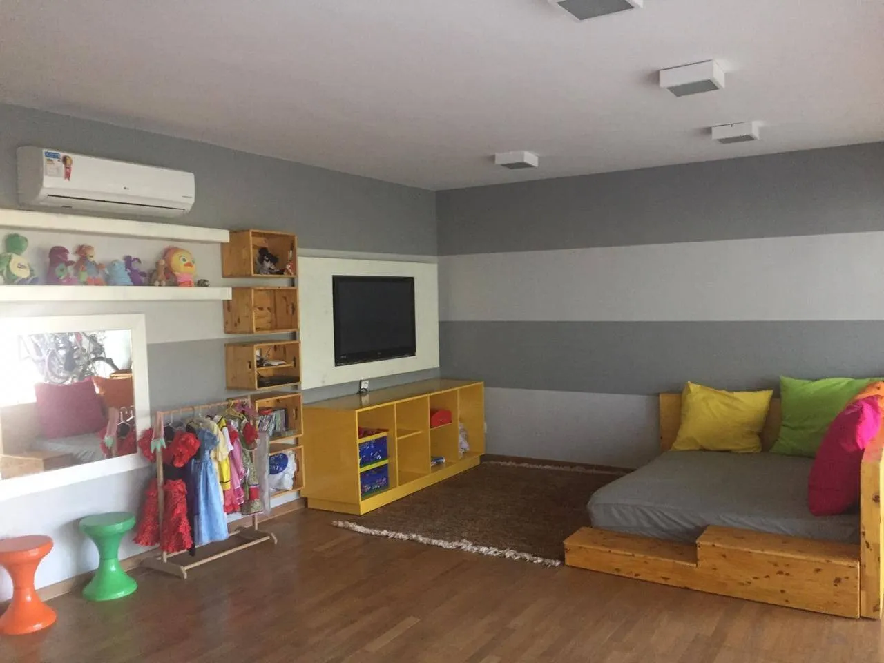 Imagem Casa Espetacular em Tamboré - 4 Suítes, Piscina, Sauna e 7 Vagas de Garagem com Vista Permanente para Área Verde