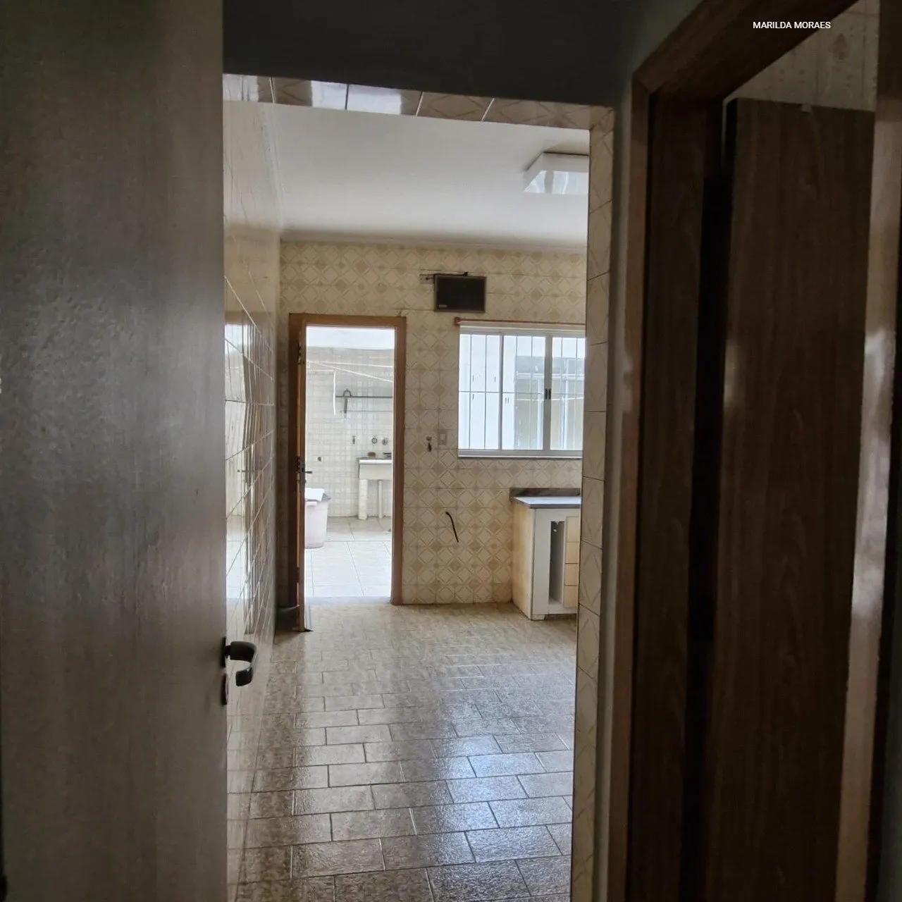 Imagem Casa confortável de 2 dormitórios, 2 banheiros, sala para dois ambientes, com entrada lateral e va...