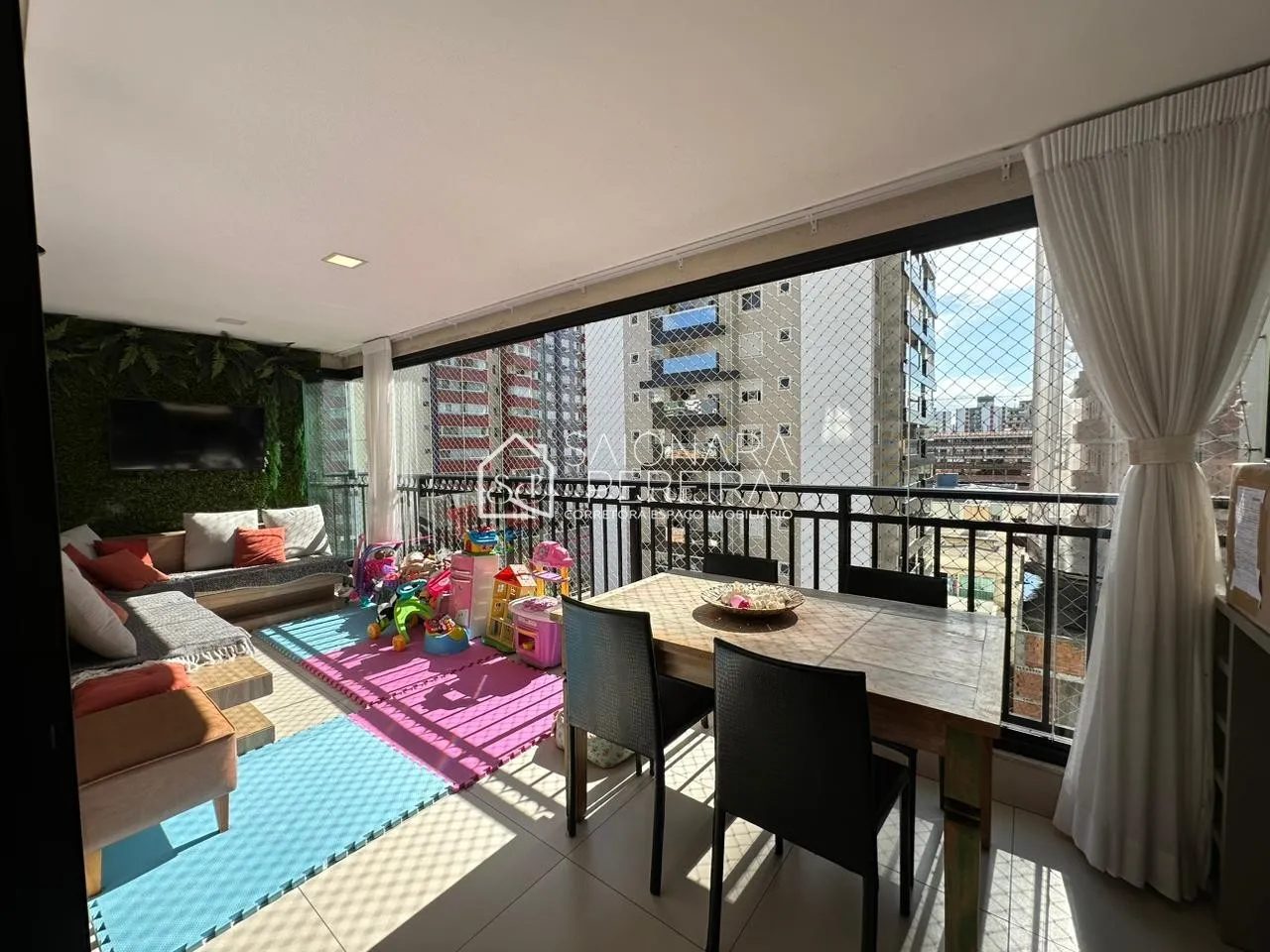Imagem "Venha conhecer nosso espaçoso apartamento de 140m², 3 quartos e sacada com churrasqueira! Condomíni