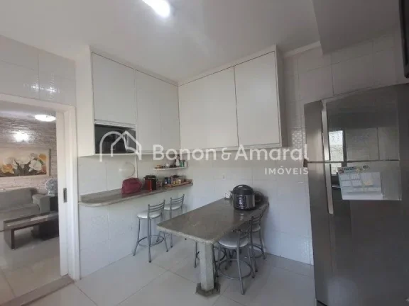 Imagem Este lindo imóvel conta com 3 dormitórios, sendo 1 suíte, todos equipados com ar-condicionado, as...