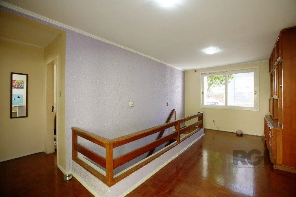 Imagem Excelente casa de 235m² com 4 dormitórios e 3 vagas no bairro Azenha.