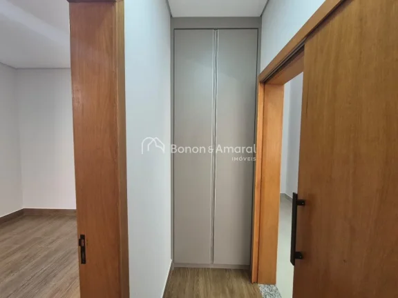 Imagem Casa moderna e sofisticada à venda em condomínio com segurança 24 horas, ideal para quem busca co...