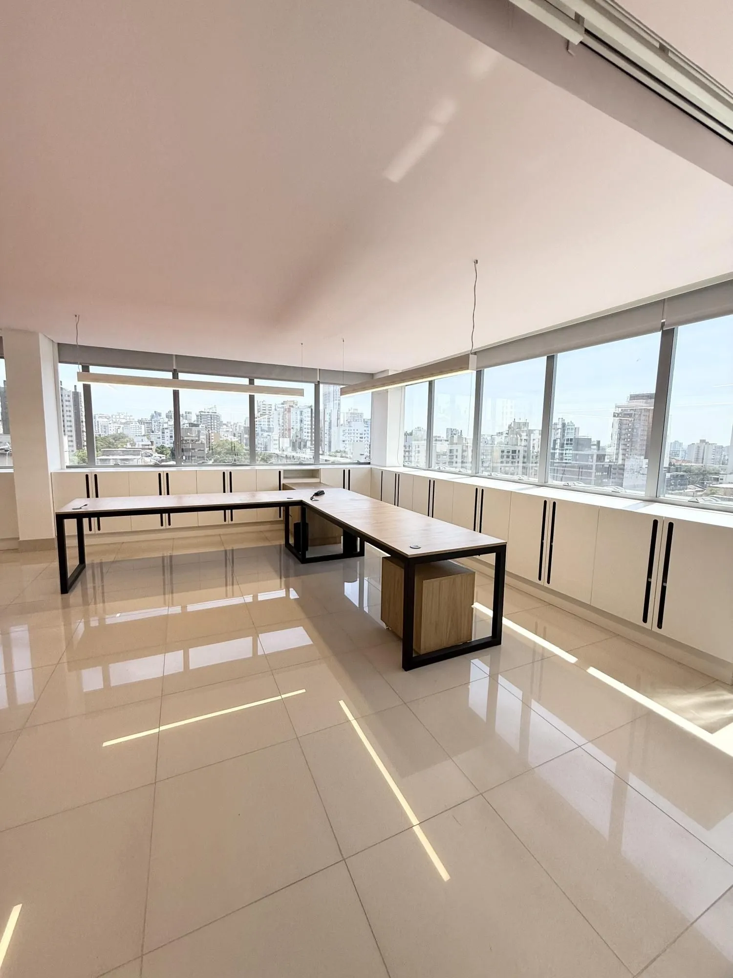 Imagem MÁFFER IMÓVEIS Sala comercial no bairro Auxiliadora, em ponto estratégico na Rua Eudoro Berlink, nº 354, região nobre de Porto Alegre, próxima às Avenidas Mariland e 24 de Outubro.