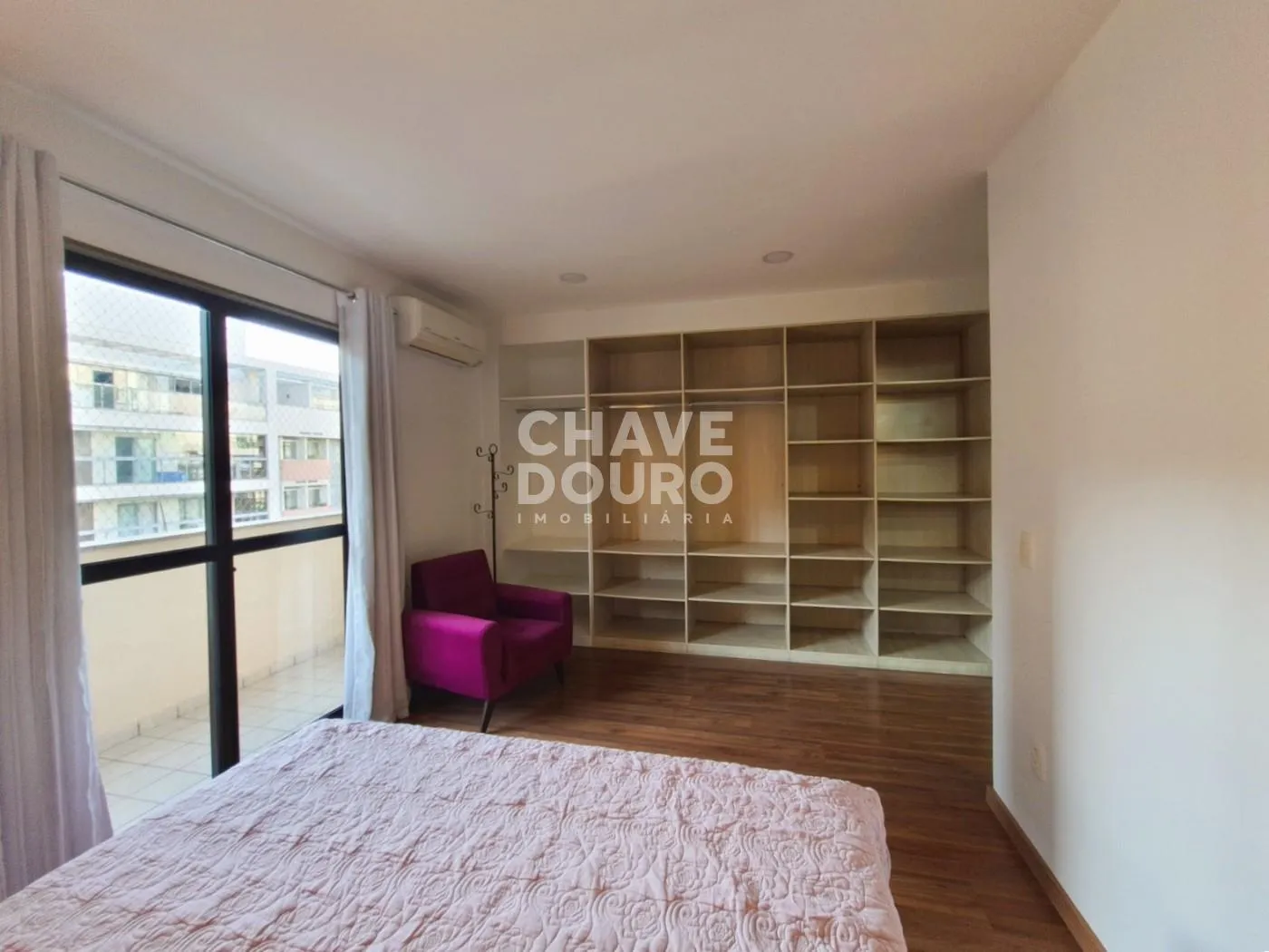 Imagem Apartamento de 2 Quartos (sendo 1 suíte com varanda) + Dependência e 1 Vaga