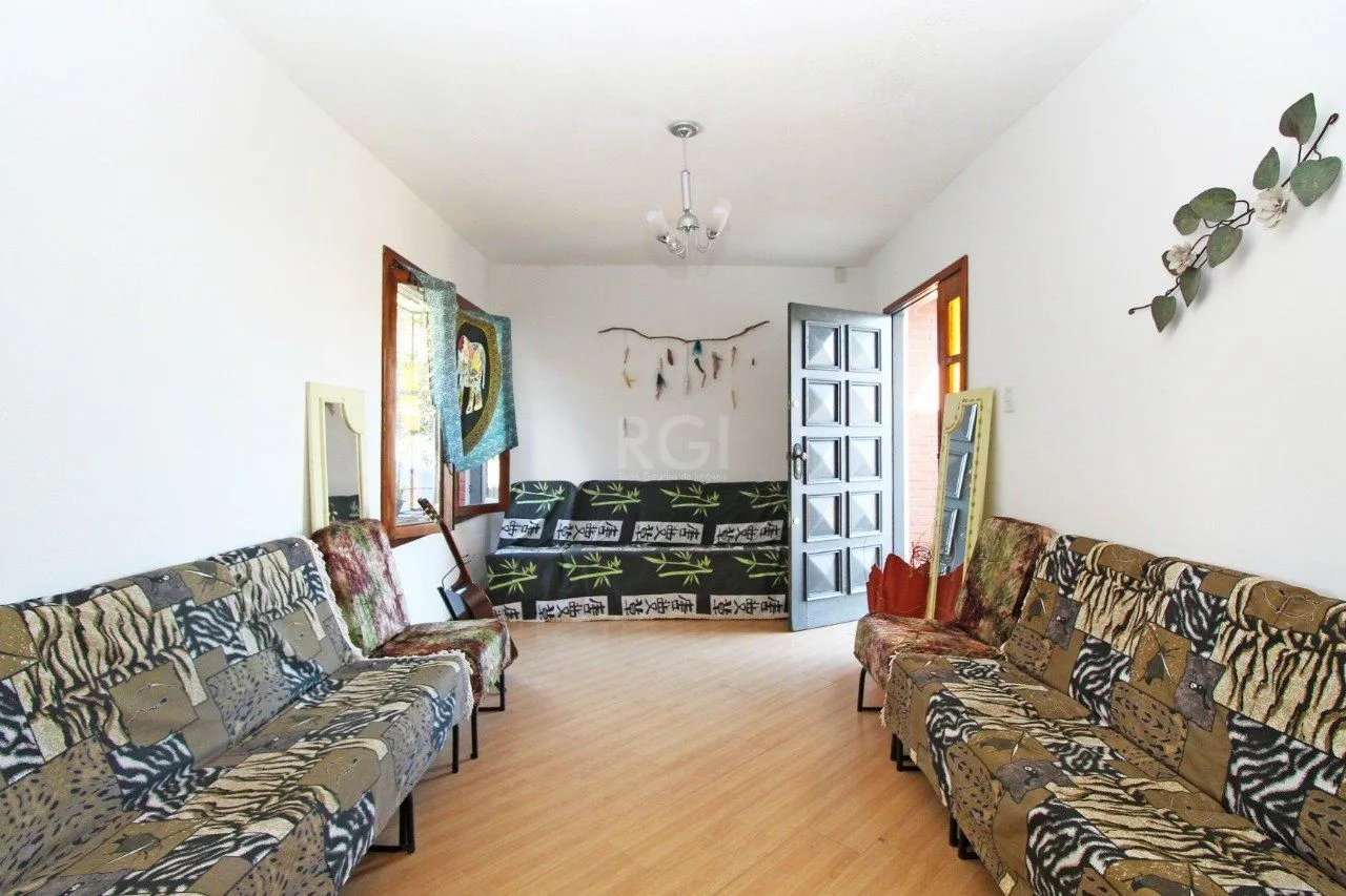 Imagem Casa 5 dormitórios, 1 suíte, 2 vagas de garagem, no bairro Camaquã, Poa/RS.