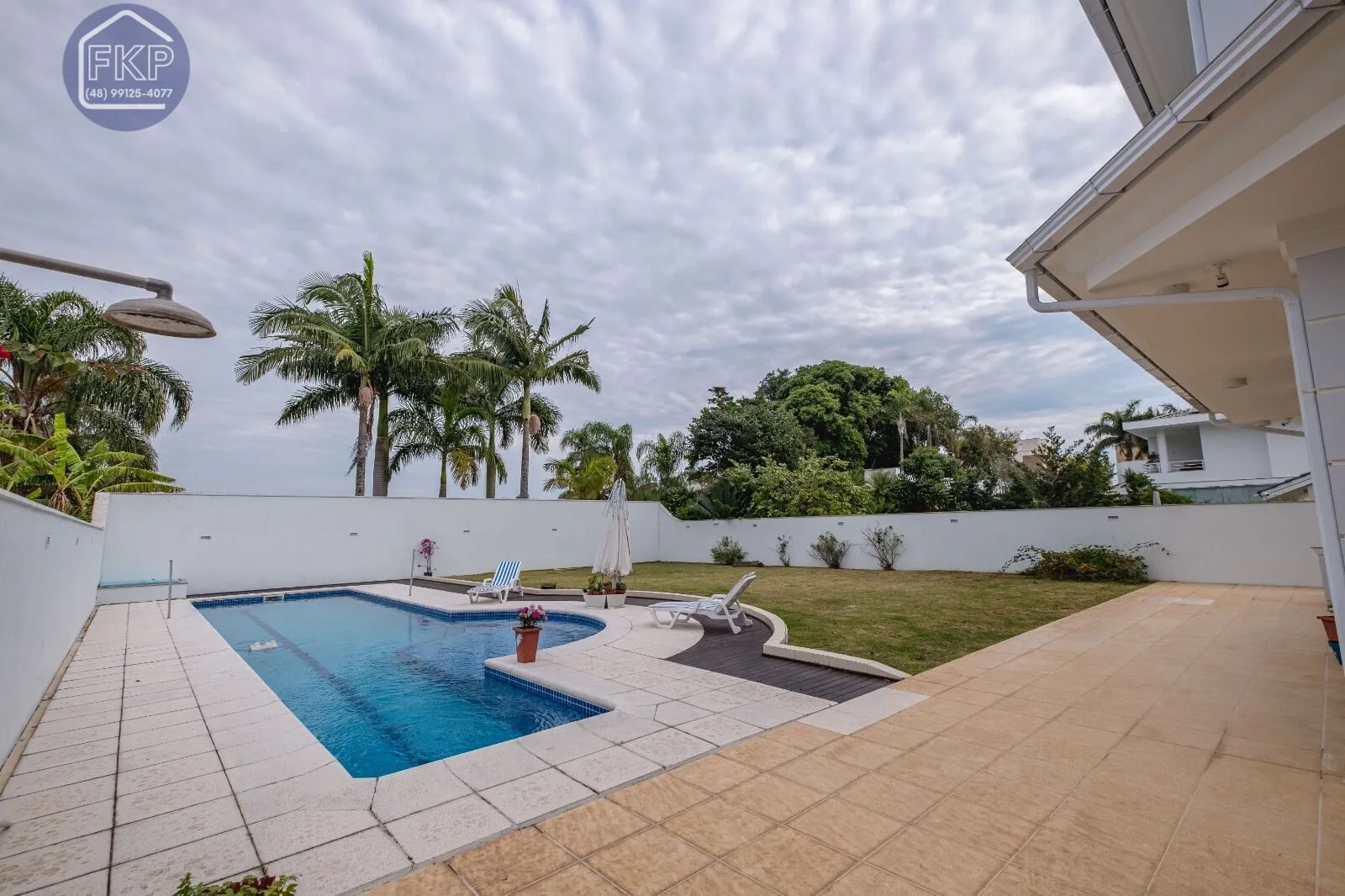 Imagem Casa com 5 dormitórios e 4 vagas!