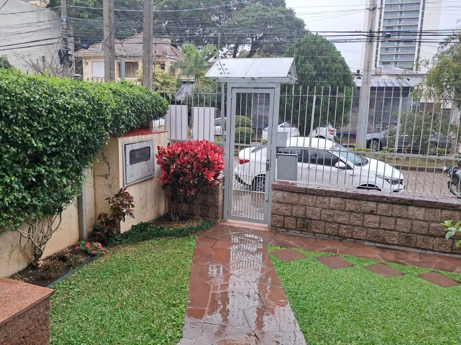 Imagem Terreno com 2 casas, totalizando 434,72m2. Excelente lotalização no coração do Menino Deus