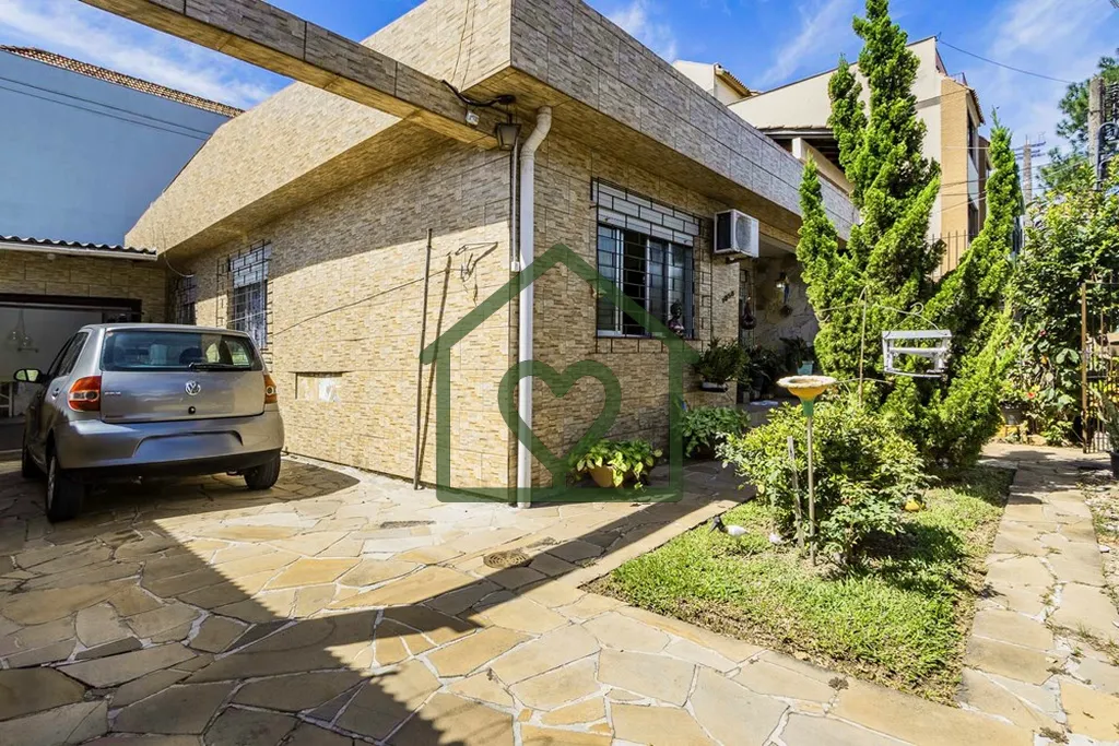 Imagem Descubra seu novo lar nesta encantadora casa localizada em Porto Alegre, situada na calma e segura R...