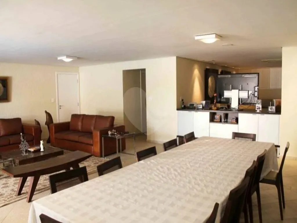 Imagem Sobrado de Luxo no Campo Belo: 3 Quartos, 3 Suítes, 6 Banheiros, 10 Vagas de Garagem e 682m² - São Paulo-SP