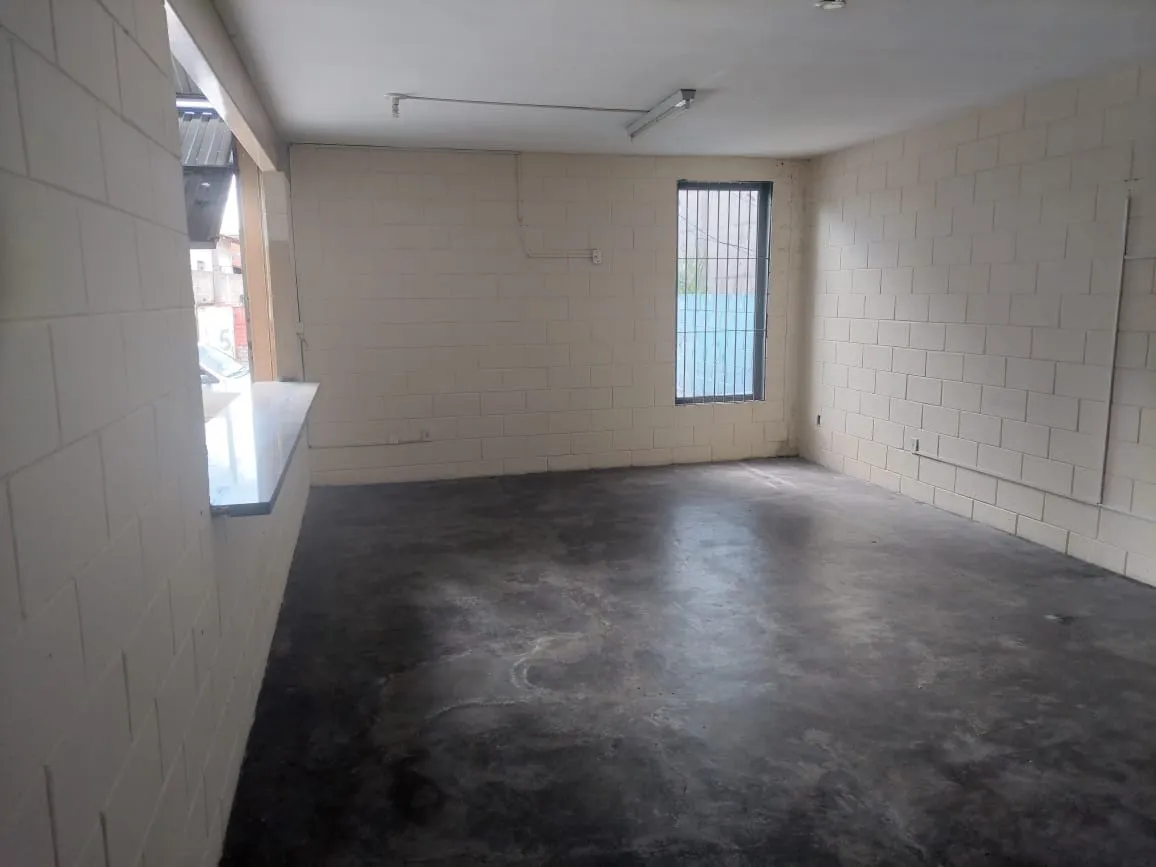 Imagem Prédio Comercial Moderno com Pé-Direito de 5,50m, Estacionamento, Escritório, Recepção e Luz Trifásica na Linha Verde