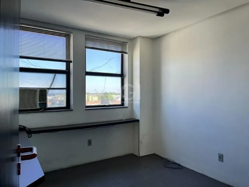 Imagem MÁFFER IMÓVEIS ALUGA - SALA COMERCIAL com 98 m² de área privativa, localizada em uma das avenidas mais estratégicas do bairro Floresta, com fácil acesso às principais vias, BRs e ao Aeroporto Salgado Filho.