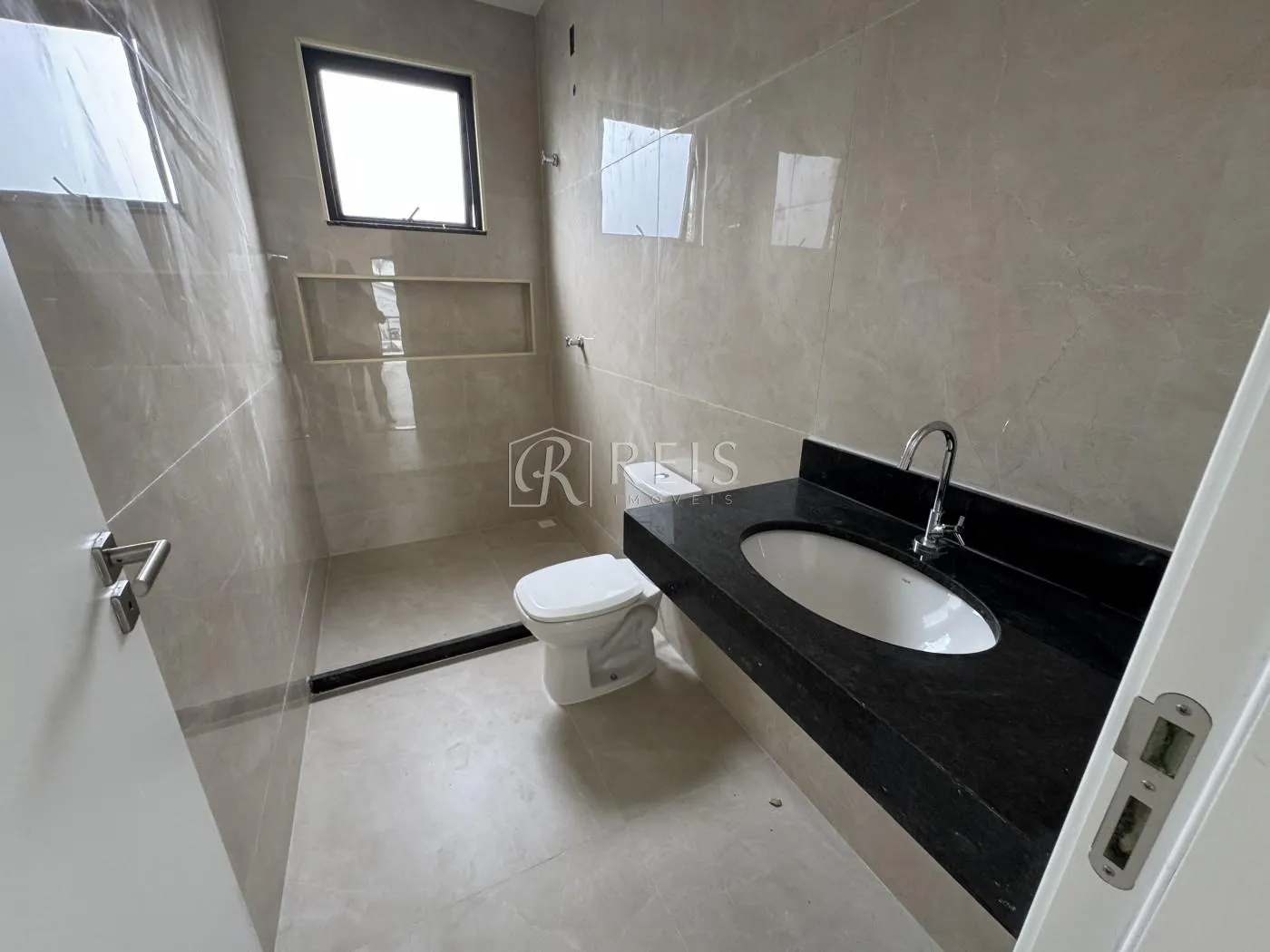 Imagem Casa para Venda em Rio das Ostras, Costazul, 3 dormitórios, 3 suítes, 4 banheiros, 3 vagas