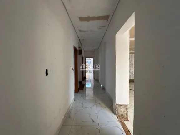 Imagem Casa à venda no Jardim do Lago, Uberaba: 4 dormitórios, piscina aquecida e hidromassagem