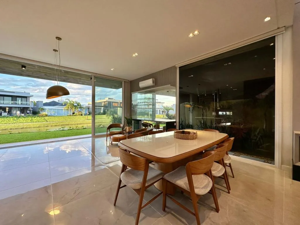 Imagem Casa em Condominio 5 Dormitórios - Bairro --
