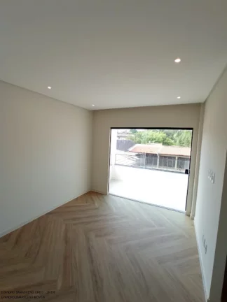 Imagem Casa de Luxo em Condomínio - 5 Quartos, 5 Suítes, 3 Salas, 3 Banheiros, 5 Vagas de Garagem - Camaçari-BA (Catu de Abrantes)