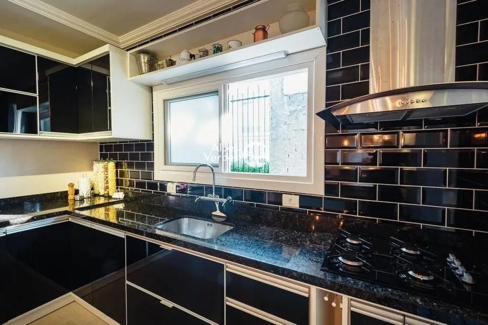 Imagem Vende-se Casa com 3 dormitorios no centro de Gramado 5 minutos da Rua Coberta
