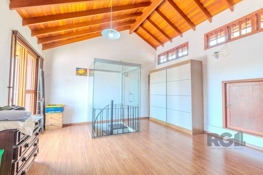 Imagem Casa 253m², 3 suítes, pátio, churrasqueira e vaga de garagem para 4 carros no bairro Nonoai