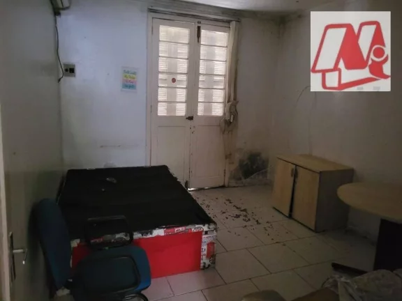 Imagem No bairro Bom Fim, prédio de 2 andares com pátio