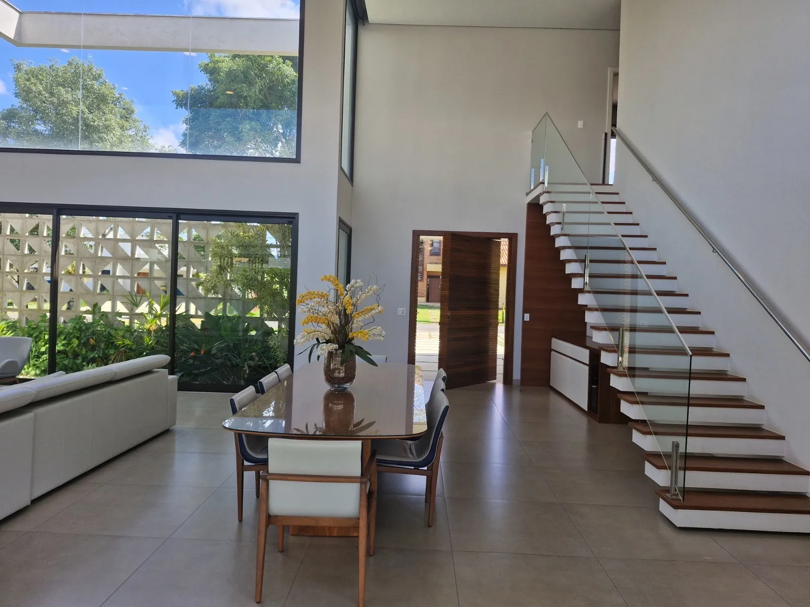 Imagem Casa de alto padrão para locação no Lago Azul Golf Club, Araçoiaba da Serra, com 4 suítes, piscina aquecida e 465 m²