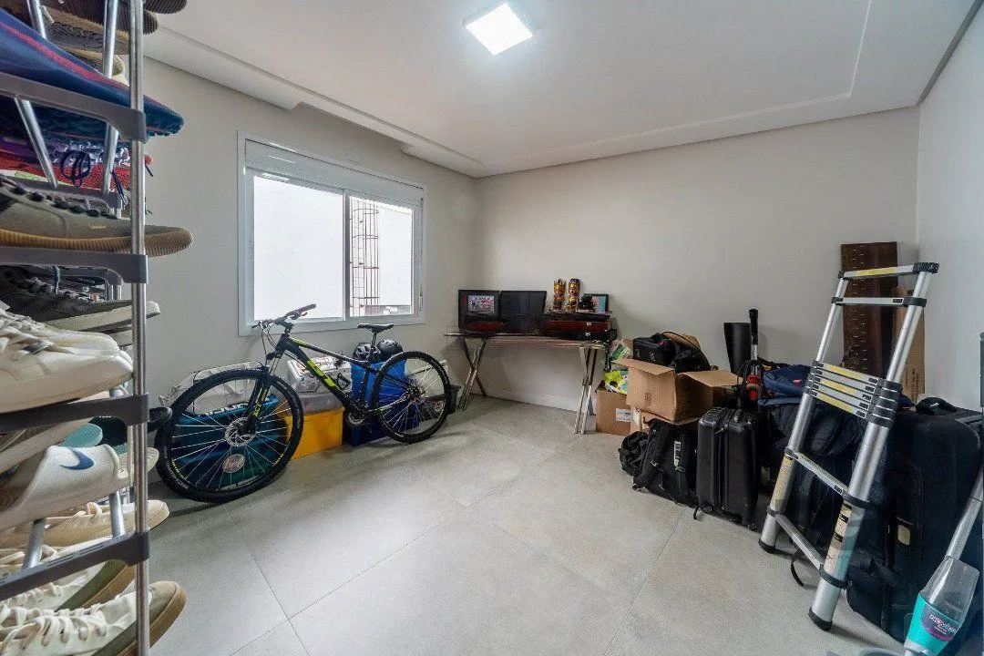 Imagem Casa em condominio com excelente padrão construtivo, possui 3 dormitórios, sendo 1 suíte máster com closet e sacada