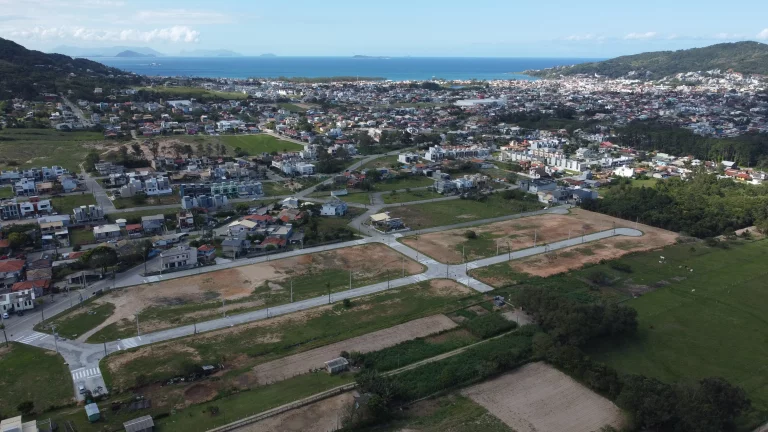 Foto do imóvel Terreno à venda em Garopaba-SC, bairro Ambrósio. Escriturado, 362m², com financiamento. Perto do centro e praias.