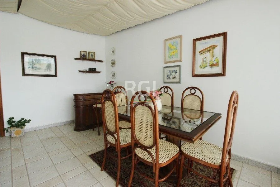 Imagem Casa para Venda - 280m², 3 dormitórios, 2 vagas - Petrópolis
