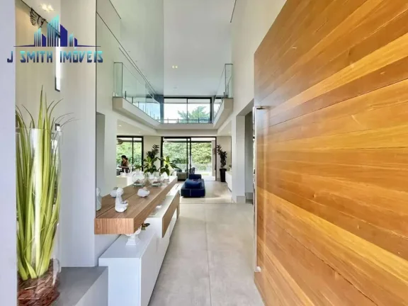 Imagem CASA À VENDA DE PORTEIRA FECHADA! Impecável, 4 suítes, elevador, piscina