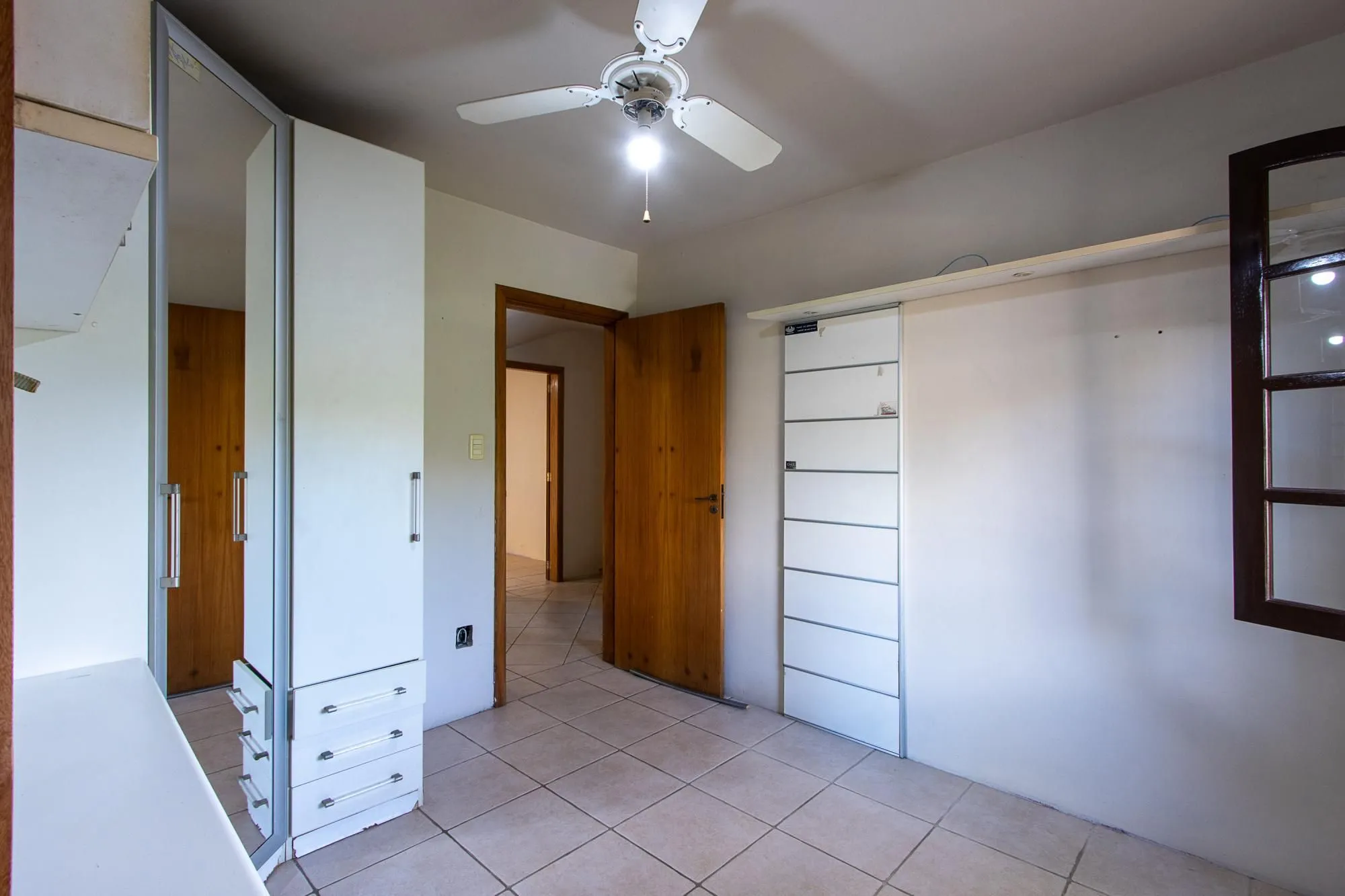 Imagem Casa de condomínio, 3 dormitórios, 1 suíte, 1 vaga coberta, no bairro Cristal.
