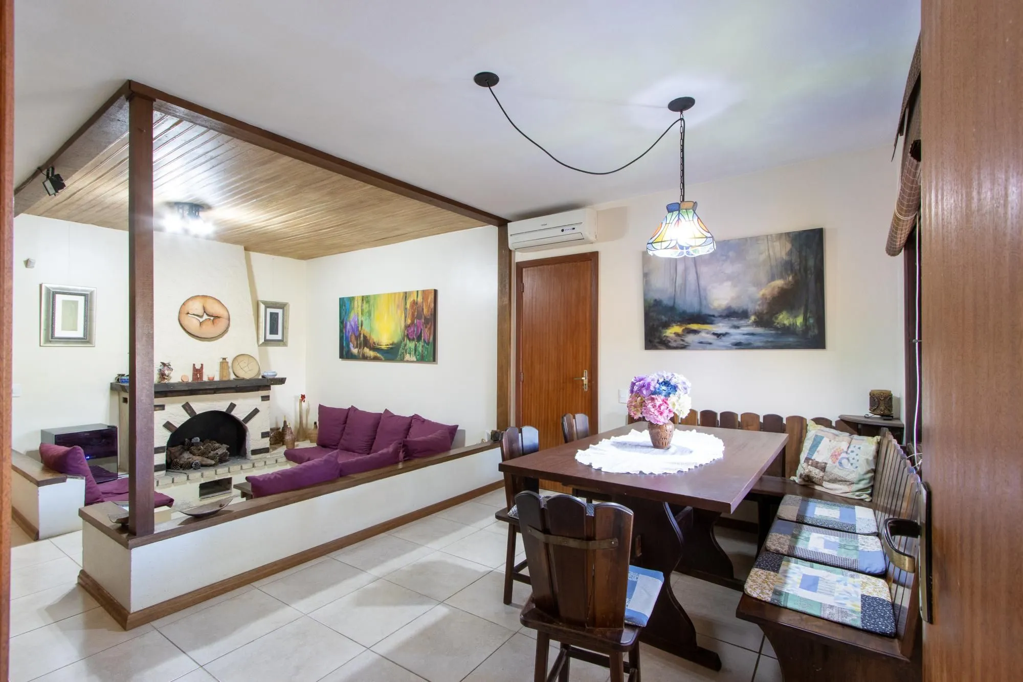 Imagem Casa de Alvenaria, possui 3 dormitórios, uma suíte, hall de entrada, lavabo, living com lareira, cozinha ampla com armários, área gourmet com churrasqueira, corredor, pátio e 4 vagas de garagem, uma construção em anexo que possui hall de entrada, lavabo, 