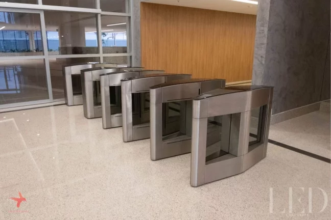 Imagem Sala Comercial para Locação em São Paulo-SP, Parque Industrial Tomas Edson: 1 Sala, 9 Banheiros, 14 Vagas, 555 m².