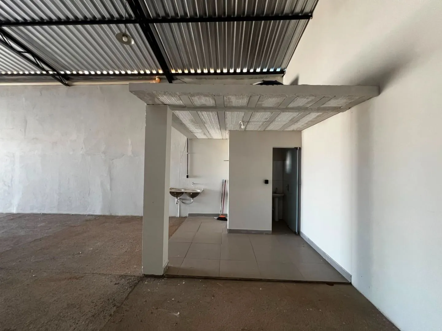Imagem Galpão para alugar, 180 m² por R$ 2.700,00/mês - Planalto - Patos de Minas/MG