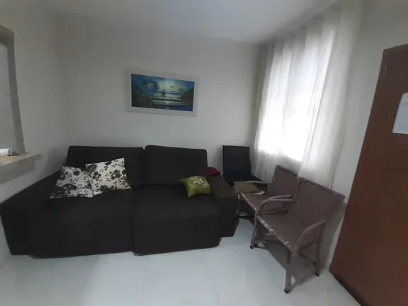 Imagem Belíssima casa linear em condomínio fechado toda reformada composta de 3 quartos sendo uma suíte varanda espaço gourmet com churrasqueira.