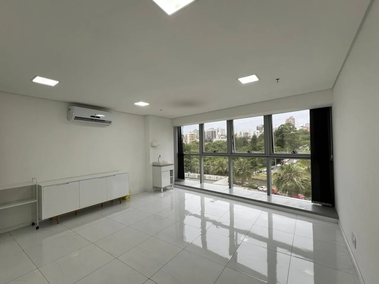 Imagem Sala comercial com 44 m2 a venda no Trend Nova Carlos Gomes.