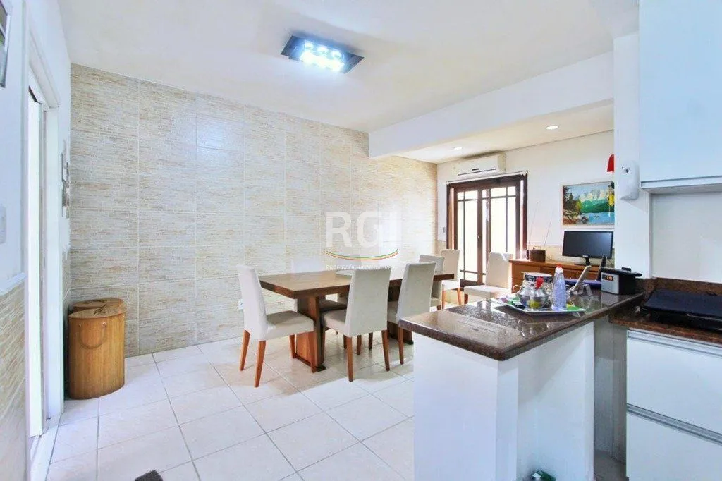Imagem Casa para Venda - 260m², 5 dormitórios, sendo 2 suites, 4 vagas - Teresópolis