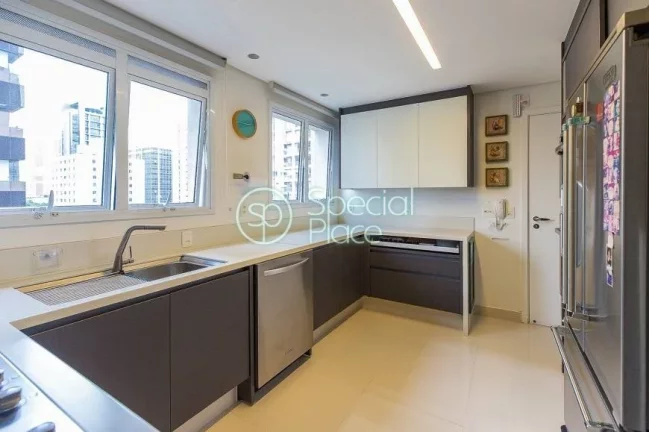 Imagem Totalmente reformado, apto com 201m² com planta versátil e super bem localizado. Amplo living com ...