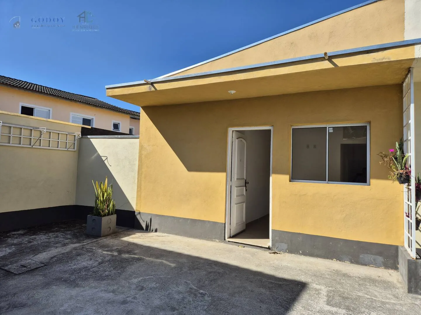 Foto do imóvel Casa em Condomínio Fechado com Suíte, Quintal e Garagem Coberta