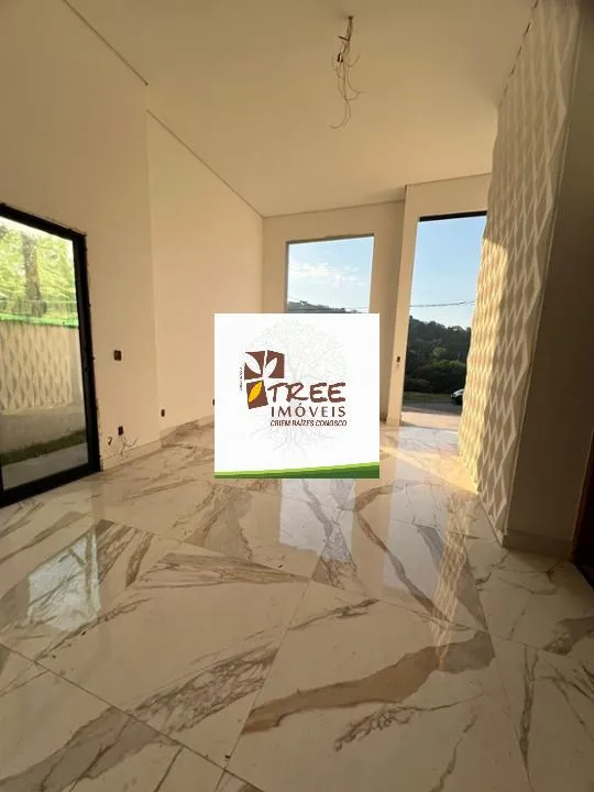 Imagem VENDA DE CASA TÉRREA NO CONDOMÍNIO ARUÃ BRISAS, EM MOGI DAS CRUZES/SP, 321m² com 3 suítes, churrasqueira, piscina e 4 vagas para autos. CONSULTE-NOS.