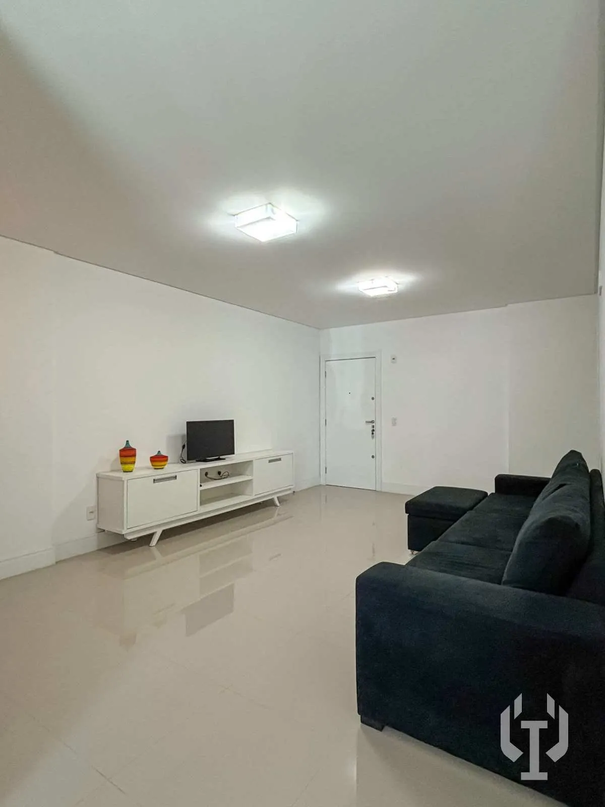 Imagem Apartamento com 3 dormitórios e 2 vagas de garagem em Meia Praia