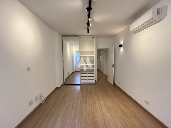 Imagem Apartamento com 03 dormitórios na quadra da praia à venda no Gonzaga - Santos/SP
