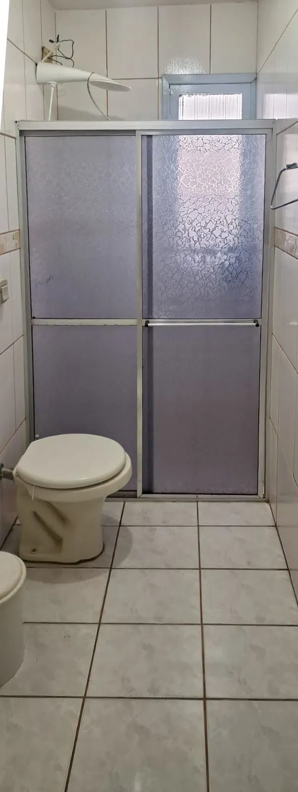 Imagem Casa no centro de Tramandaí com 3 dorm, 2 banh + edícula completa, garagem 2 carros com churrasqueira, próxima à Av. Fernandes Bastos.