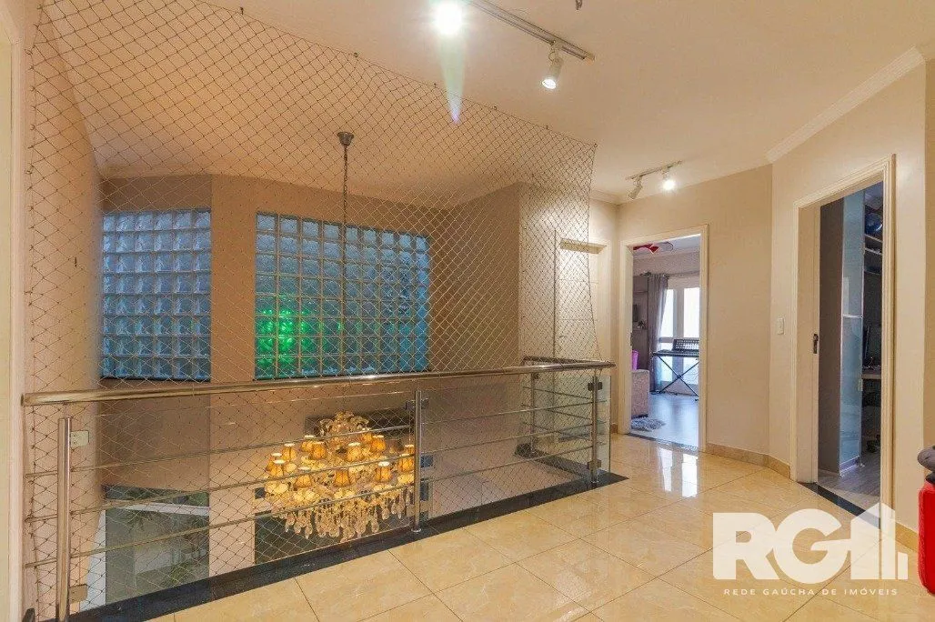 Imagem Casa em Condomínio com 3 Suítes, Espaço Gourmet e 5 Vagas de Garagem