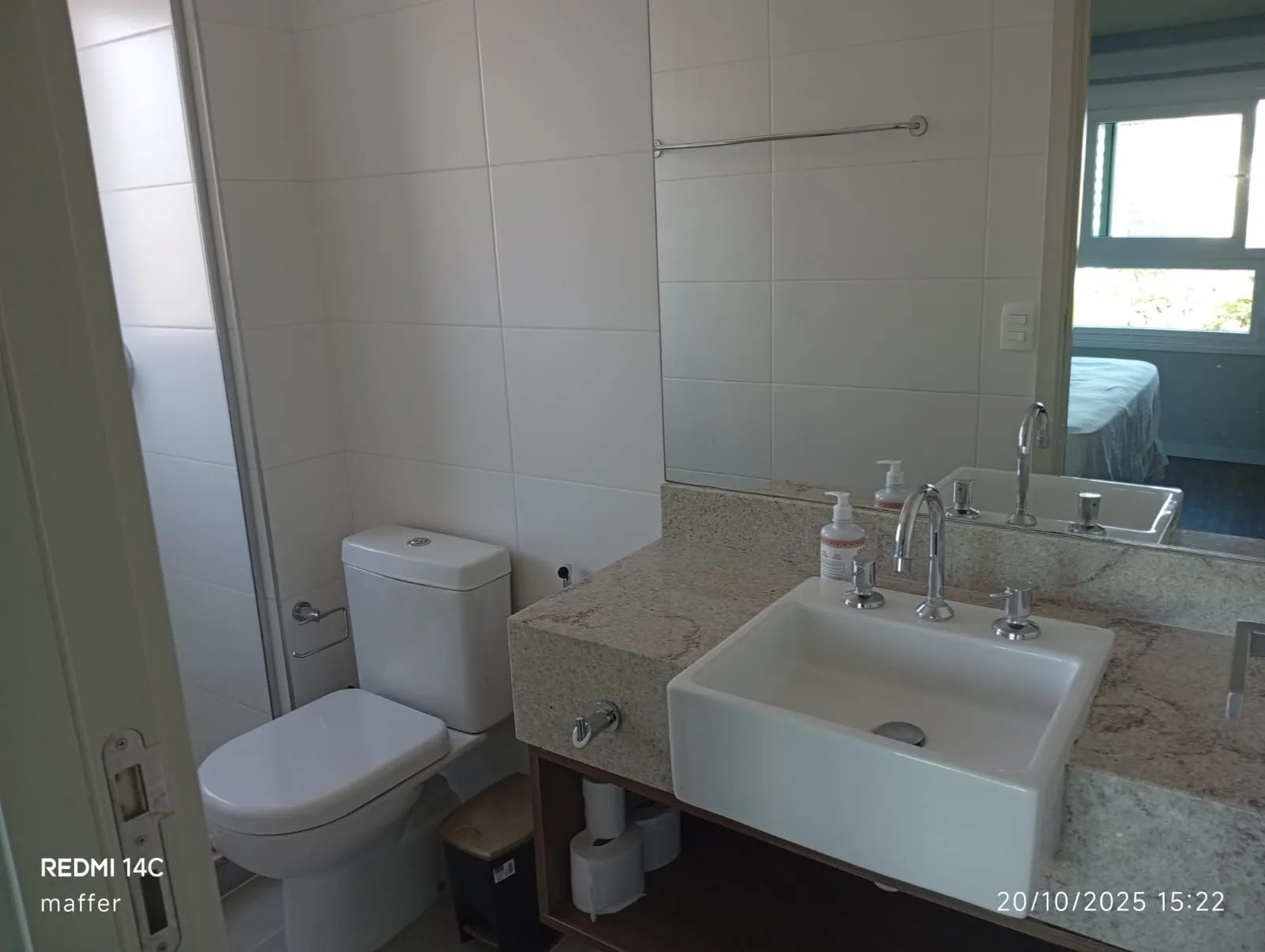 Imagem MÁFFER IMÓVEIS ALUGA Apartamento mobiliado de 1 dormitório com garagem em localização privilegiada do bairro Mont'Serrat - Porto Alegre/RS.