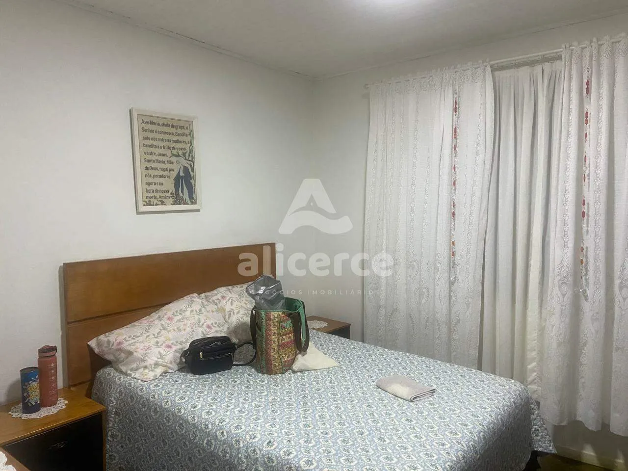 Imagem Casa com excelente localização no bairro Estreito, a apenas uma quadra da Beira-Mar Continental