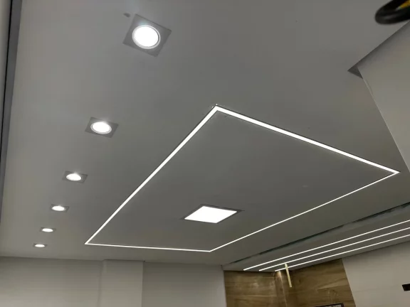 Imagem Apresentamos uma casa extraordinária, com 5 pavimentos e elevador, 3 suítes e uma master , toda climatizada, projetada com refinados toques de arquitetura e design de interiores assinados por Verônica Theodorico. Esta residência nova oferece um estilo de 