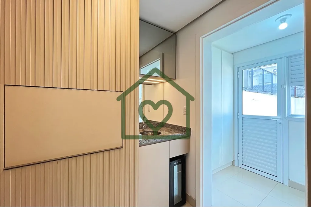 Imagem Este belo sobrado de 96m² oferece 3 dormitórios, incluindo 1 suíte com sacada. 
 A área social c...