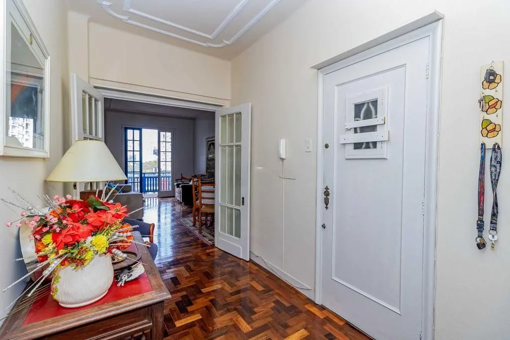 Imagem Vende-se apartamento com 2 quartos, sacada e 1 vaga - 113 m² - Moinhos de Vento