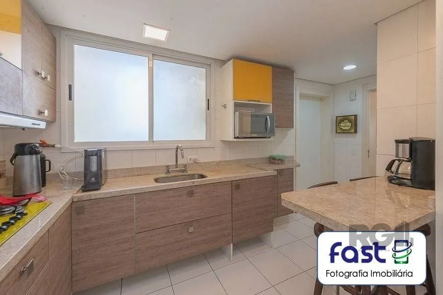 Imagem Vende Excelente Apartamento no Bairro - Jardim do Salso - Porto Alegre