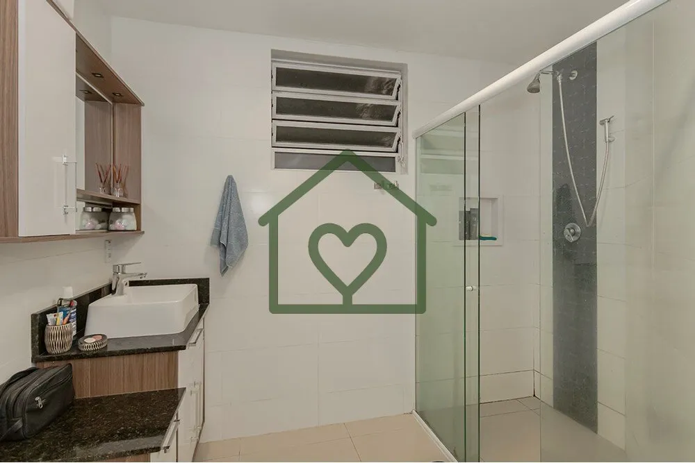 Imagem Descubra a oportunidade de residir em um magnífico apartamento reformado em Porto Alegre, situado n...